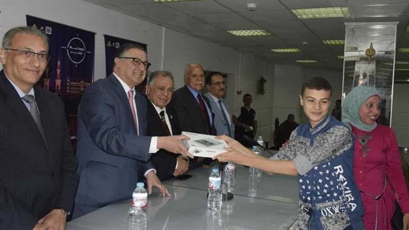 السعيد يسلم جوائز