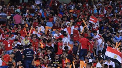 الجماهير في ظهر منتخبها في الطريق لطوكيو