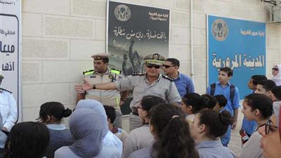تنظيم زيارات لطلبة المدارس للمواقع الشرطية المختلفة لتعريفهم بدور رجال الشرطة في حفظ الأمن