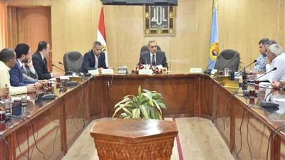 محافظ أسيوط يلتقي مسؤولي شركات الاتصالات ويعلن دعمه لمنظومة التحول الرقمي