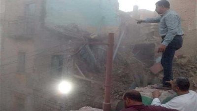 حفاظا على أرواح المواطنين إزالة 4 منازل آيلة للسقوط بمغاغة بالمنيا