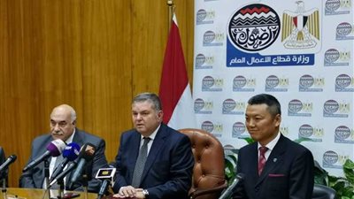 وزير قطاع الأعمال يشهد توقيع عقد بين 