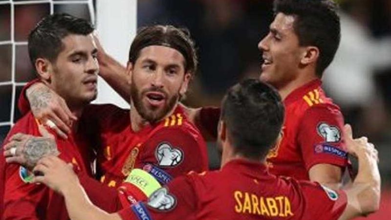 إسبانيا تتأهل لنهائيات