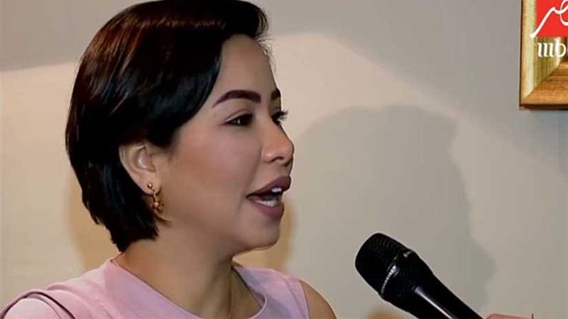 شيرين ترد على تقبيلها