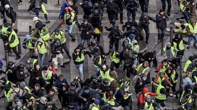 شرطة باريس تطلق قنابل الغاز على محتجي 