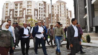 عاجل.. وزير الإسكان يتجول فى أول شارع مكتمل بالعاصمة الإدارية الجديدة 