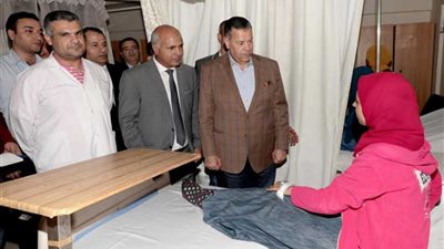 محافظ بني سويف يطمئن على حالة 6 طالبات أصيبن بتسمم
