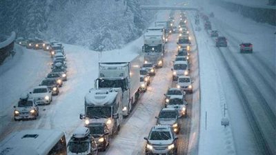 هطول الثلوج الكثيف يغلق المدارس وينذر بوقوع انهيارات وفيضانات فى النمسا