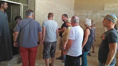 سياح المكسيك وسويسرا يتعرفون على المناطق الفرعونية بالمنيا
