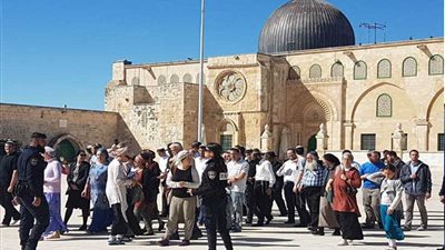عشرات المستوطنين يقتحمون الأقصى بحراسة مشددة من قوات الاحتلال الإسرائيلي