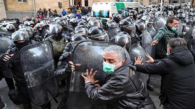 جورجيا: شرطة مكافحة الشغب تحاول تفريق تظاهرة كبيرة في (تبليسي)