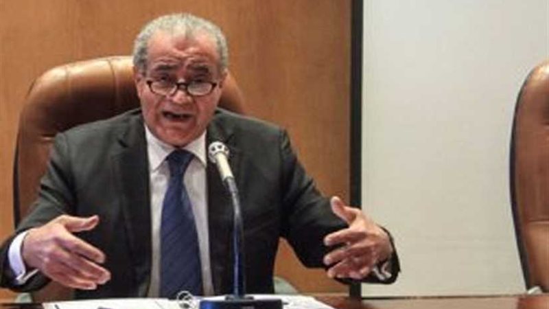 وزيرالتموين يسلم