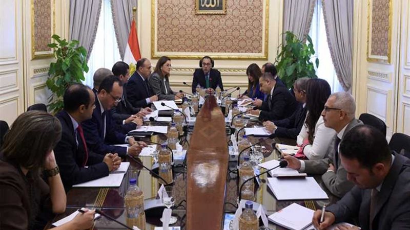 رئيس الوزراء يستعرض