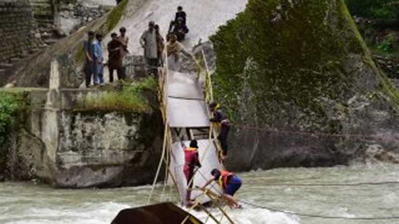 انهيار جسر معدني