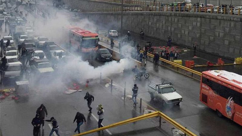 إيران: إحراق مقر