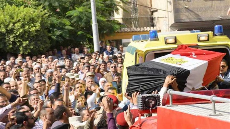 الآلاف يشيعون جثمان