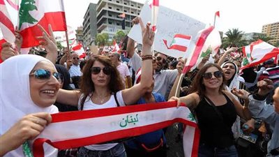 لبنان: أجواء احتفالية هادئة بين المتظاهرين بعد نجاحهم في تعطيل انعقاد جلسة البرلمان