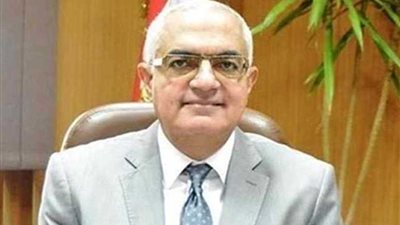رئيس جامعة المنصورة يمنح مكافأة للعاملين بقطاعي التعليم والمستشفيات