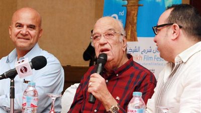 حسن حسني: أتعلم من أفلام المقاولات (صور)