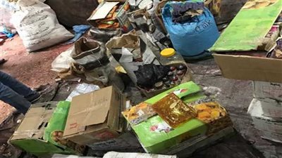 بالصور .....ضبط 74 ألف عبوة غذائية و3.5 طن مكسرات منتهية الصلاحية بالمنشية