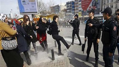 تركيا تفرق مسيرة نسائية في أنقرة احتجاجا على العملية العسكرية في سوريا.. وتعتقل 15 امرأة