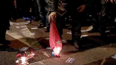 احتجاجات ضد تركيا وحرق علمها في شوارع أثينا