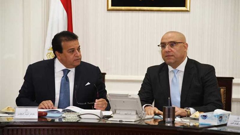 وزيرا الإسكان والتعليم