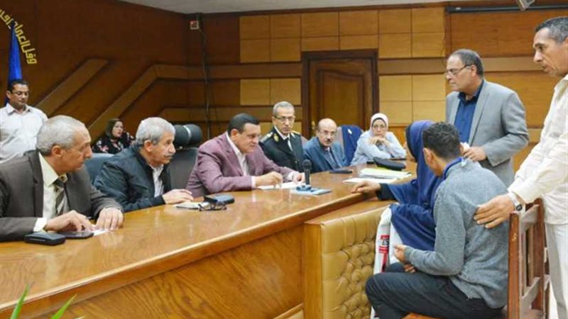 محافظ البحيرة يلتقي