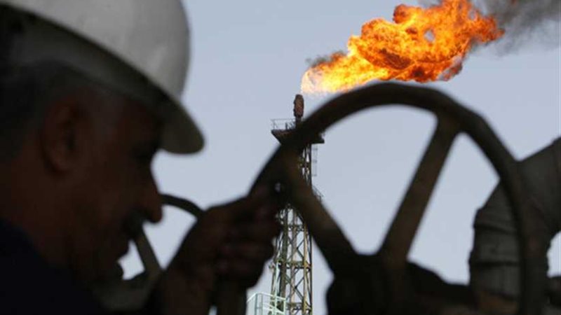 مواطن ليبي يغلق أنبوب