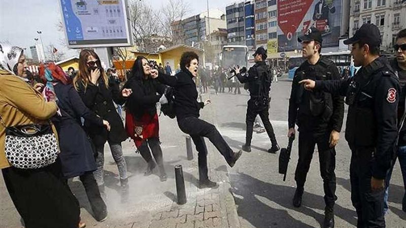 تركيا تفرق مسيرة