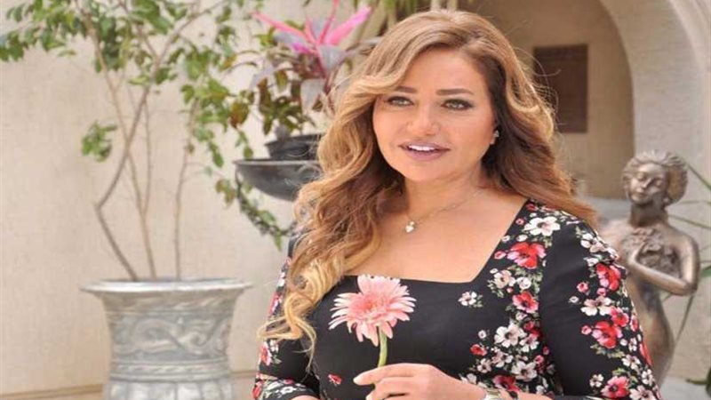 ليلى علوي تغادر شرم