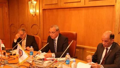 تفعيل قانون رش المياه بالشوارع في قنا وعقوبات ضد المخالفين