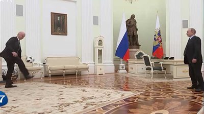 بوتين وأساطير الكرة يستعرضون مهاراتهم قبل 100 يوم مونديال 