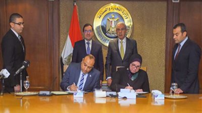 وزير البترول: خطة لتحويل 10 آلاف سيارة للعمل بالغاز الطبيعي