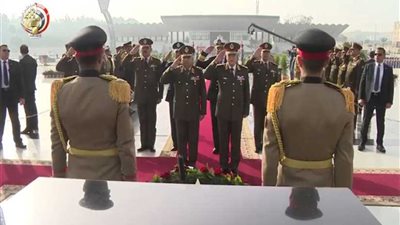 وزير الدفاع يضع إكليل الزهور على النصب التذكاري في يوم الشهيد (فيديو)