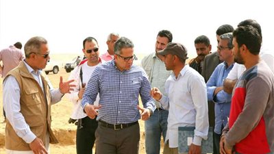 العناني يتفقد حفائر سقارة وأبوصير