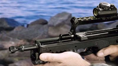 موسكو تعتزم إطلاق بندقية قادرة على العمل في البر والبحر