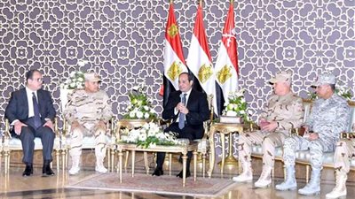 الرئيس السيسي يجتمع وقادة القوات المسلحة تزامنا مع ذكرى 