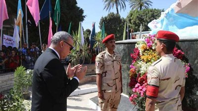 بالصور: إكليل زهور على شهداء معركة البارود