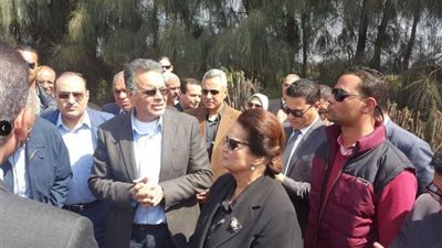 محلب وعرفات يتفقدان موقع حادث قطاري المناشي 