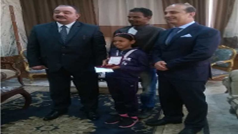 تكريم طفلة فازت في