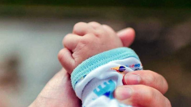 ممرضة تعثر على طفلة