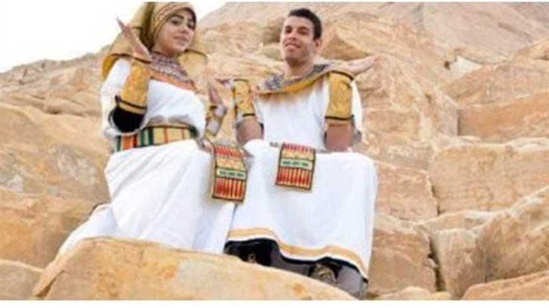 عروسان بالزي الفرعوني