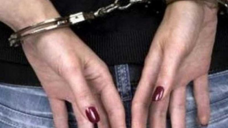 ضبط موظفة تنصب على