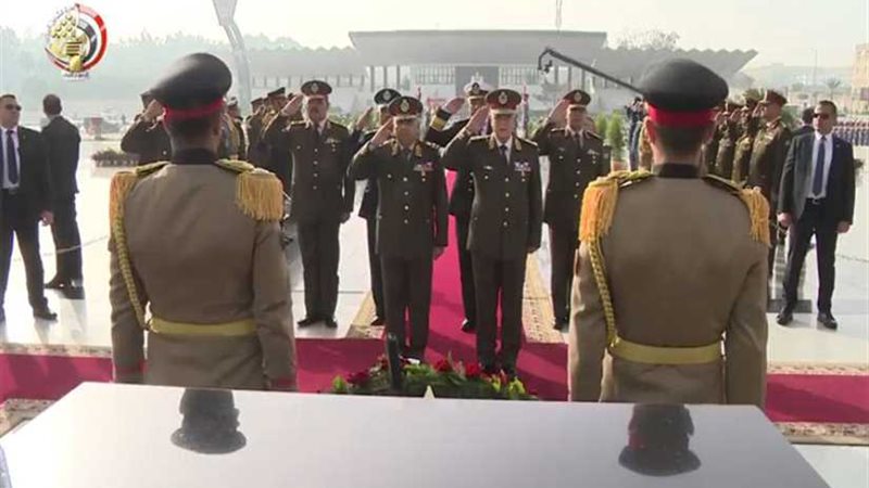 وزير الدفاع يضع إكليل