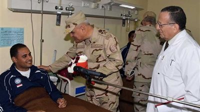 الفريق أول صدقي صبحي يزور المصابين من أبطال القوات المسلحة (فيديو)