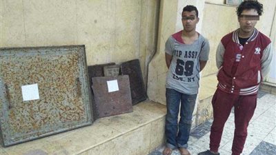 ضبط عصابة سرقة غطاء البالوعات في روض الفرج