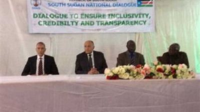 شكري يسلم لجنة الحوار الوطني بجنوب السودان مساعدات لوجستية