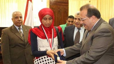 رئيس جامعة طنطا يكرم 