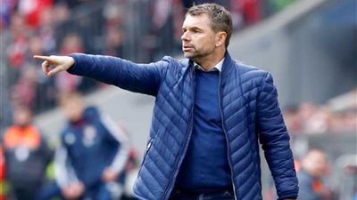 هامبورج الألماني يقيل مدربه بيرند هوليرباخ